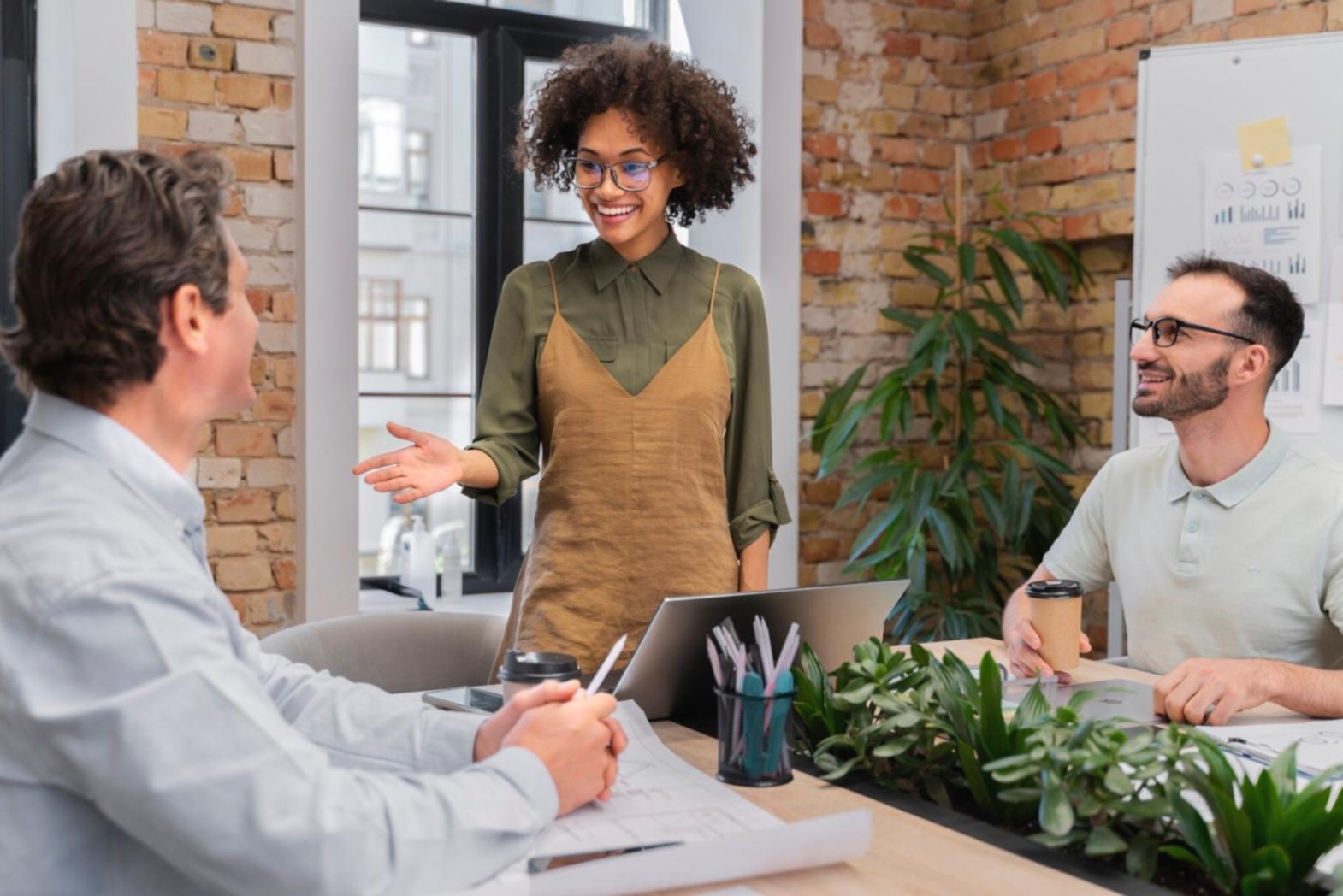 Équipe collaborative travaillant sur des projections financières